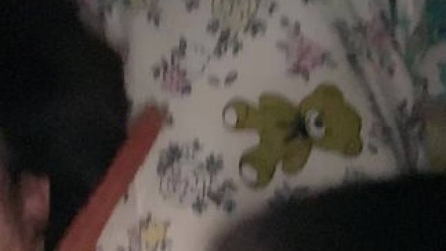 这娃儿疯了，大半夜不睡觉，
小闷登（鹦鹉）都不想理他，心里想这娃儿今天多半有毛病。#手养鹦鹉 #粘人