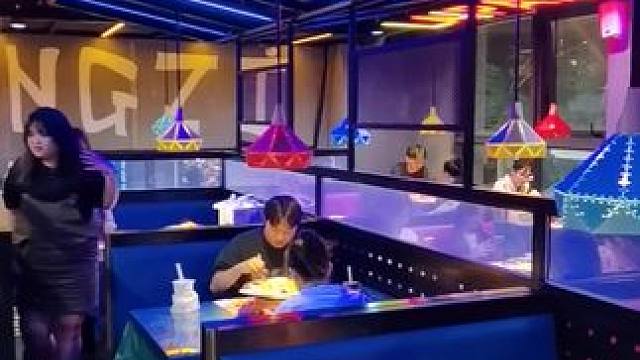 “荔枝沟这家赖胖子特惠鲜榨果汁8选1只要18.9，一杯抵两杯的量！”（注意，叠加立减后的价格是18.