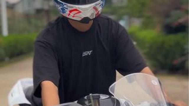 趁我们头脑发热，我们要不顾一切#机车 #春风450srs #shark头盔