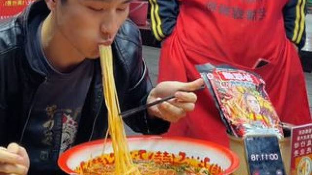 帅哥表演佛山龙吸粉~阿姨血亏5000块~#螺蛳粉