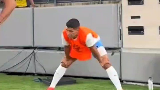 乌拉圭传奇！苏亚雷斯在场边热身#欧洲杯