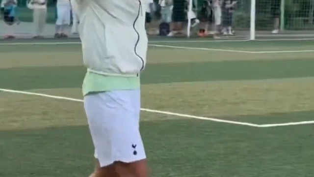 孙兴慜现身首尔野球场，主动加入比赛踢了4个小时＃欧洲杯