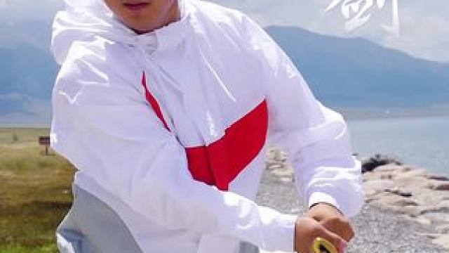 双手剑 塞木湖畔点将台，剑指天山出阳关#赛里木湖有多美 #旅行 #自驾游 #双手剑 #传统武术