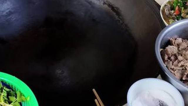 在农村，没有山珍海味，只有铁锅柴火饭菜，这样的生活你愿意吗？#家的味道 #这就是农村的生活 #大山里