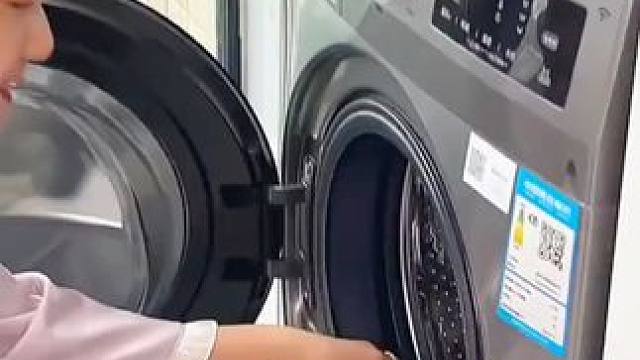 家里衣架多，晒完衣服总是乱糟糟的没地放，不妨试试这款免打孔#衣架收纳架 ，收纳整齐不占空间，拿取也很