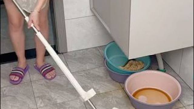 有了这个#折叠脸盆架  家里的脸盆终于可以壁挂上墙了，节省空间，盆底再也不积水了