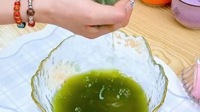 有了这个蔬菜挤水袋，轻轻一压，挤走多余水分，挤饺子馅高效又省力#菜馅挤水袋 #实用好物