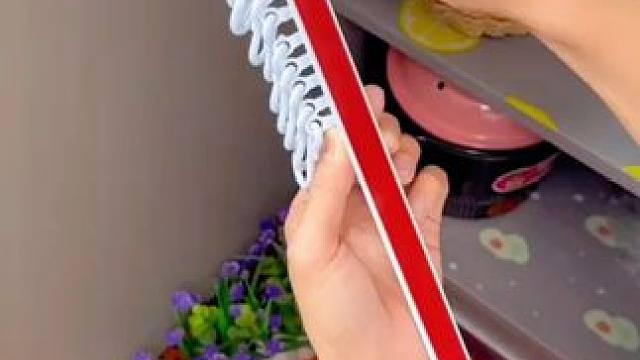 在橱柜门上贴个这样的挂钩，收纳厨房各种小工具，整整齐齐，也方便好找#厨房好物  #橱柜挂钩  #挂钩