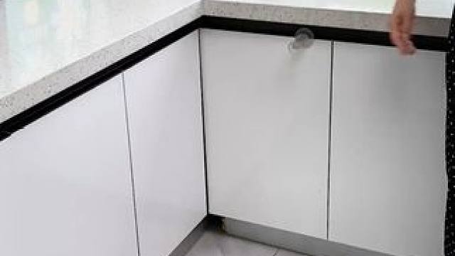 厨房的墙面上、柜子里装一个这样的连排挂钓，节省了空间台面也整整齐齐的，真的太实用了#连排挂钩  #实