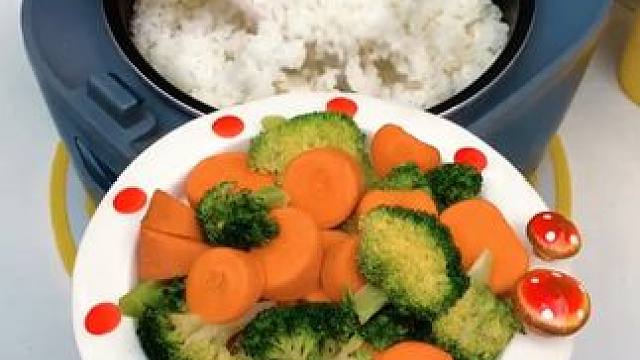 这个不锈钢盛饭勺子，盛饭不粘米，质感厚实，拿着也很顺手，方便又实用#不粘米饭勺  #饭勺  #厨房好