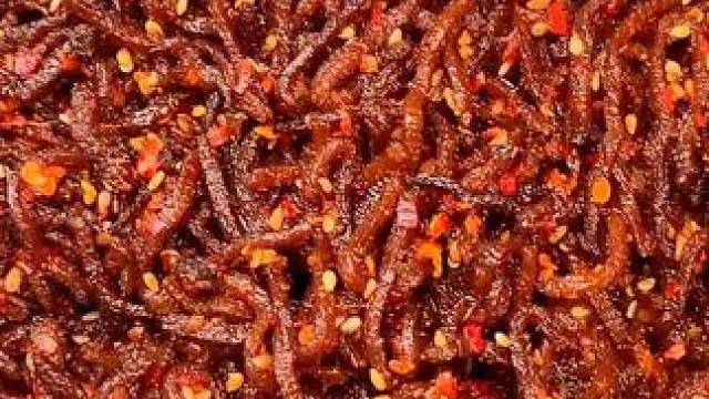 能吃辣的一定要尝尝这个灯影豆腐丝，越吃越辣，越辣越想吃#好吃到停不下来 #零食推荐 #追剧小零食