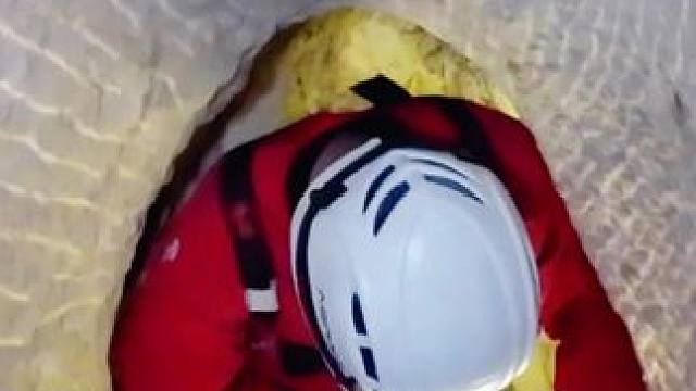 悬崖洞里，为何会有人工开凿的甬道？洞道深处的竖井中，会有什么呢？#山洞到底藏着什么 #户外 #洞穴探