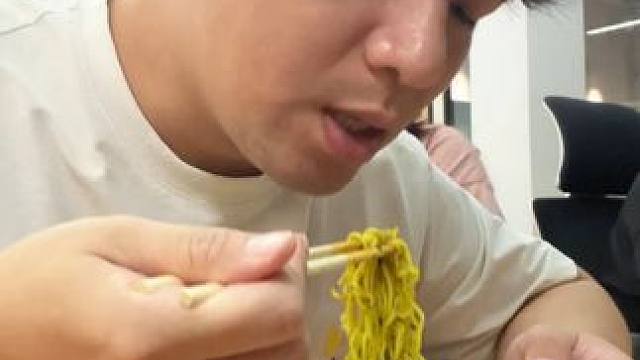 爱吃香菜的真的要试试这个#香菜拌面 #妈呀太香了 #速食美食 #方便面