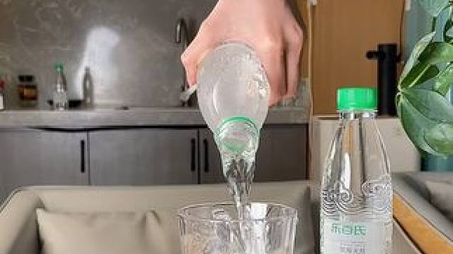 这款乐百氏天然矿泉水的品质真的是太好了 水源珍贵且稀有，这么好的矿泉水，喝一瓶少一瓶，大家千万别错过