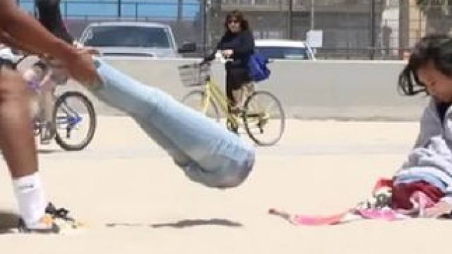 如果在街上遇到这样的事情。你会怎么办呢。 #这谁顶的住啊 #奇葩综艺 #综艺搞笑