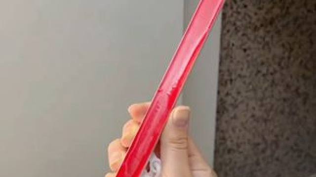 在橱柜门上贴个这样的挂钩，收纳厨房各种小工具，整整齐齐，也方便好找#厨房好物  #橱柜挂钩  #挂钩