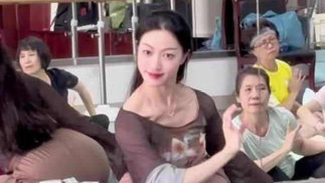 我完全而绝对的主持着我#舞蹈老师 #舞蹈课堂随拍 #成人零基础舞蹈培训 #古典舞 #玫瑰的故事收官