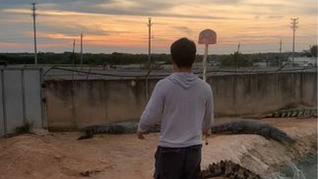 天气太热了，好想下去洗个澡……