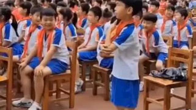 围观男生在台下跟跳，老师轻轻一推成
就了孩子，网友：就冲他边跑边跳的胆
量，必须点个赞#师生日常