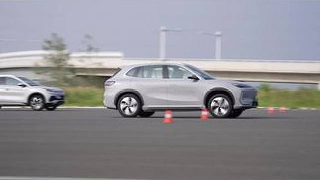 性能与舒适不再矛盾，吉利银河E5让你体验极致驾驭！#吉利银河E5全球动态首秀#吉利银河E5#比亚迪元