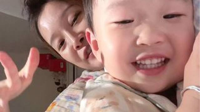 两岁多宝宝每天晚上都自己哄睡自己～好省心！