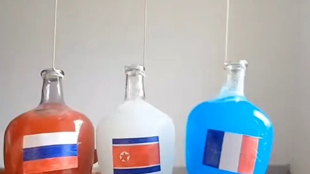 玻璃瓶互撞爆破解压时刻