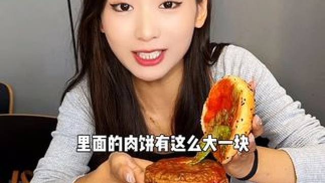 华莱士为什么这么划算啊！#华莱士国民汉堡 #华莱士给你放暑价 #炸鸡配啤酒就馋这一口#范丞丞咕卡盲盒