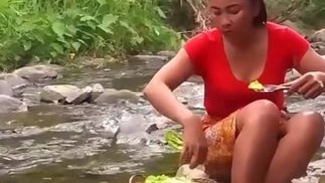 熟练用香料烹饪贝壳，吃起来美味可口 #户外美食 #泰国主播吃美食视频 #大山深处的味道 #野外生活纪