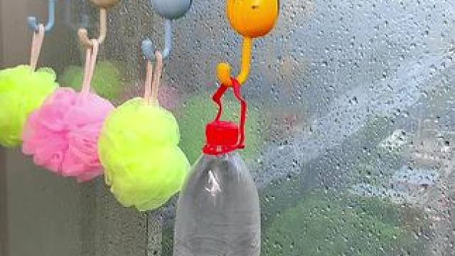 这个按压式小猫挂钩，性价比真的是绝了，真空吸附的#免打孔 ，承重力也嘎嘎好， 还可以随便换位置，不留