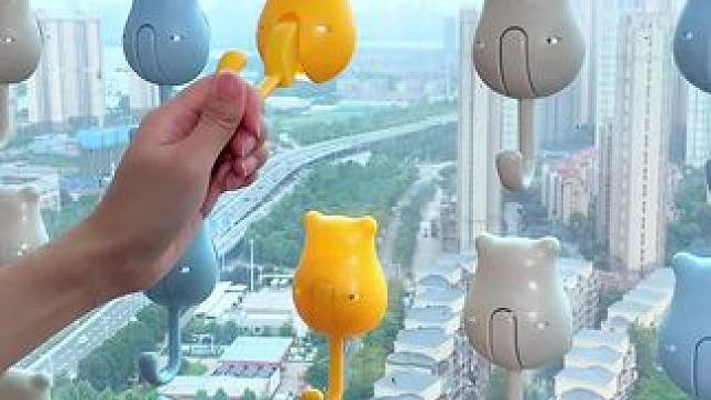 这个按压式小猫挂钩，性价比真的是绝了，真空吸附的#免打孔 ，承重力也嘎嘎好， 还可以随便换位置，不留