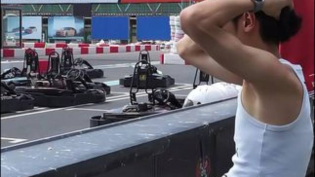 每个渣男对车都有一颗深情的心~
全新赛车服哦~#卡丁车 #185 #赛车服