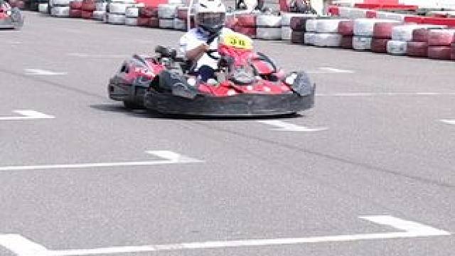 在赛车场叱咤风云，体验速度与激情的快感#赛车 #机车 #漂移过弯 #卡丁车 #速度与激情