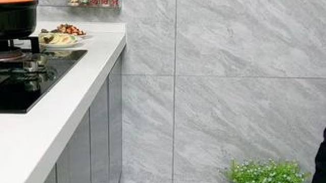 在橱柜门上贴个这样的挂钩，收纳厨房各种小工具，整整齐齐，也方便好找#厨房好物  #橱柜挂钩  #挂钩