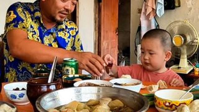 东北农村生活，一家人齐动手包大饺子吃，大铁锅就是牛 #团聚时刻 #农家饭 #四代同堂其乐融融