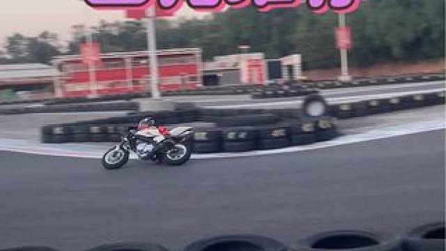 #最酷机车女孩 #封闭场地请勿模仿 
和叔叔们一起练车，爸爸都不需要长那么多双眼睛了，前后都是摄像头