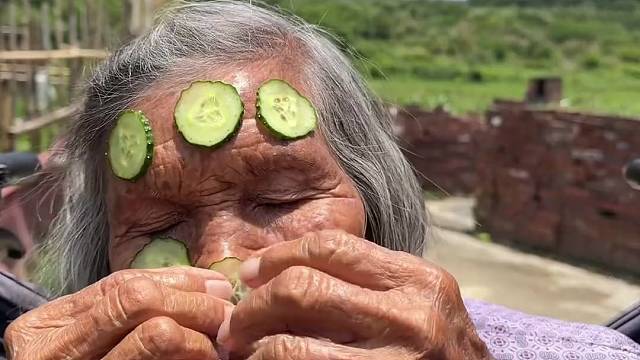 奶奶想敷面膜用芦荟自制面膜给他敷