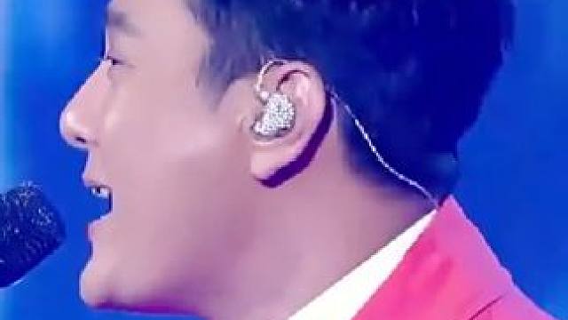 昔日的情歌教父vs情歌王子，神仙打架的年代，你认为谁的实力更强 "#周传雄 "#张信哲 #音乐分享 