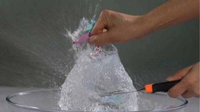 会变脸的气球，如果每人一次轮流操作，那么先看到水球的就是幸运儿…