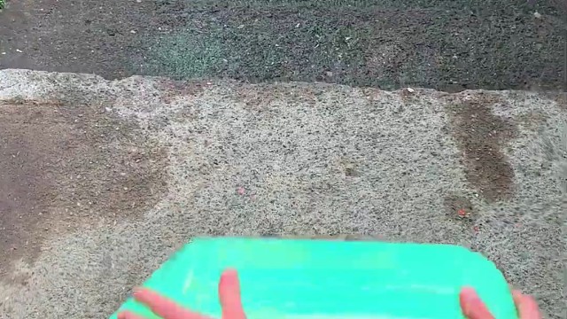 楼梯滚瓶子爆破解压时刻