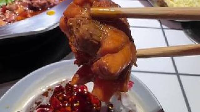 好物推荐（暑期季）双人超值二斤火锅鸡套餐，现价只要59.9元，原价需要148元。 团购含推荐菜（自助