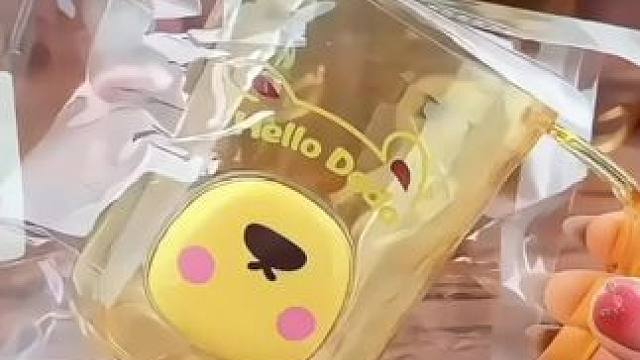 终于挖到这个卡通漱口杯啦，别看它便宜哈，质量还嘎嘎好，颜值也很高，还可以放牙刷真的挺方便 #耐摔牙刷