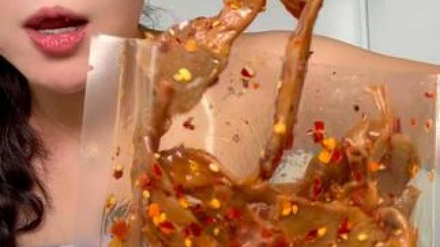 湖南的辣椒是不要钱吗？这香辣鸭脆肠裹着新鲜芝麻新鲜辣椒太香了！！#妈呀太香了 #零食推荐