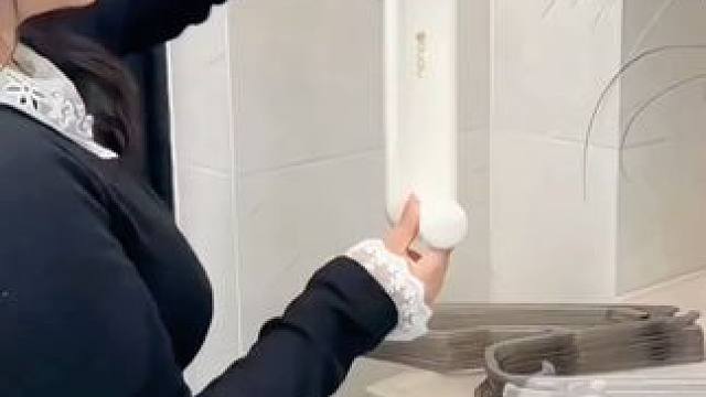 家里衣架多，晒完衣服总是乱糟糟的没地放，不妨试试这款免打孔#衣架收纳架 ，收纳整齐不占空间，拿取也很