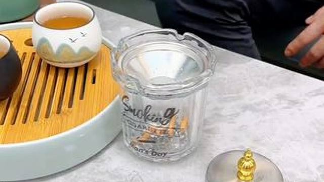 这个#烟灰缸  滑坡漏斗的设计，烟灰烟头自动滑落杯里，遇风不跑灰，带有盖子防烟，加厚的水晶玻璃美观又