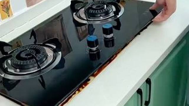 家里的灶台边，水槽边缝隙容易藏污纳垢，可以贴上这个，防油防水耐高温，打扫起卫生来方便多了#厨房防油贴