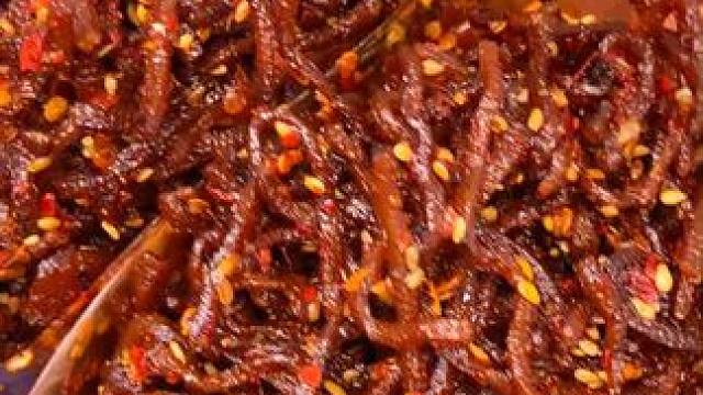 灯影豆腐丝麻辣鲜香，特别有嚼劲，每一根都是很扎实的辣汁，很地道的湖南味道#好吃到停不下来 #零食推荐