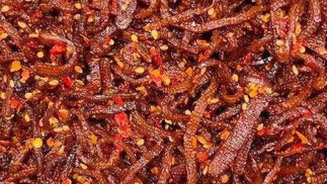 每一根都裹满辣椒跟芝麻，越辣越想吃，越吃越停不下来#好吃到停不下来 #零食推荐 #追剧小零食