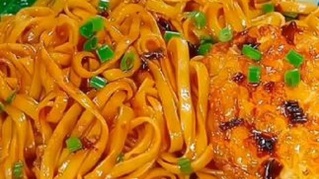 每天早上吃面的时候，放上食神爱葱油拌面酱，美味又好吃#葱油拌面 #葱油拌面酱 #速食美食