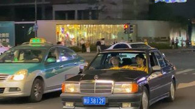 奔驰190E 这台奔驰经过风吹雨打，跟我同年纪，它还是那么完美的行驶在路上#奔驰190e #老车 #