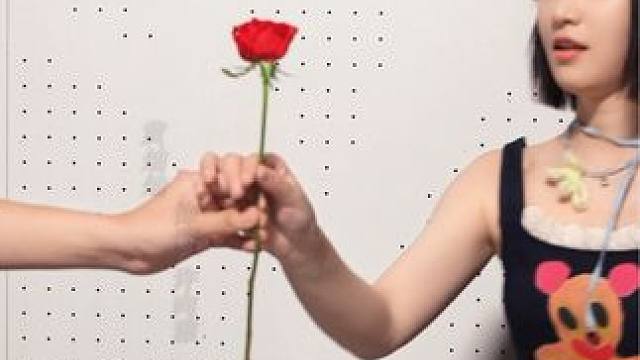 #爱你全员捧花告别礼 我们在春天遇见，在夏天告别。我们的故事还在继续～ 许向雅，再见啦～ #电视剧爱